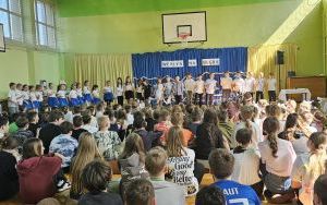 Apel o Papieżu oraz Świąteczne życzenia Wielkanocne.  Nagrodzenie uczniów uczestniczących w konkursach.  (1)