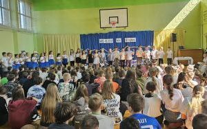 Apel o Papieżu oraz Świąteczne życzenia Wielkanocne.  Nagrodzenie uczniów uczestniczących w konkursach.  (4)