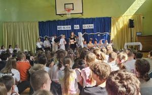 Apel o Papieżu oraz Świąteczne życzenia Wielkanocne.  Nagrodzenie uczniów uczestniczących w konkursach.  (7)