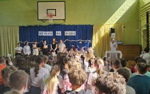 Apel o Papieżu oraz Świąteczne życzenia Wielkanocne.  Nagrodzenie uczniów uczestniczących w konkursach.  (9)