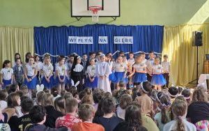 Apel o Papieżu oraz Świąteczne życzenia Wielkanocne.  Nagrodzenie uczniów uczestniczących w konkursach.  (5)