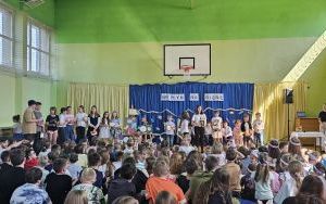 Apel o Papieżu oraz Świąteczne życzenia Wielkanocne.  Nagrodzenie uczniów uczestniczących w konkursach.  (2)