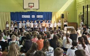 Apel o Papieżu oraz Świąteczne życzenia Wielkanocne.  Nagrodzenie uczniów uczestniczących w konkursach.  (3)