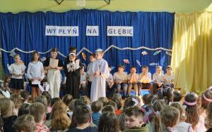 Apel o Papieżu oraz Świąteczne życzenia Wielkanocne.  Nagrodzenie uczniów uczestniczących w konkursach.  (1)