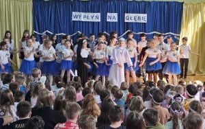 Apel o Papieżu oraz Świąteczne życzenia Wielkanocne.  Nagrodzenie uczniów uczestniczących w konkursach.  (2)