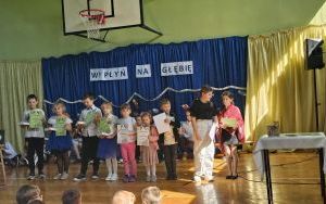Apel o Papieżu oraz Świąteczne życzenia Wielkanocne.  Nagrodzenie uczniów uczestniczących w konkursach.  (2)