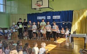 Apel o Papieżu oraz Świąteczne życzenia Wielkanocne.  Nagrodzenie uczniów uczestniczących w konkursach.  (3)